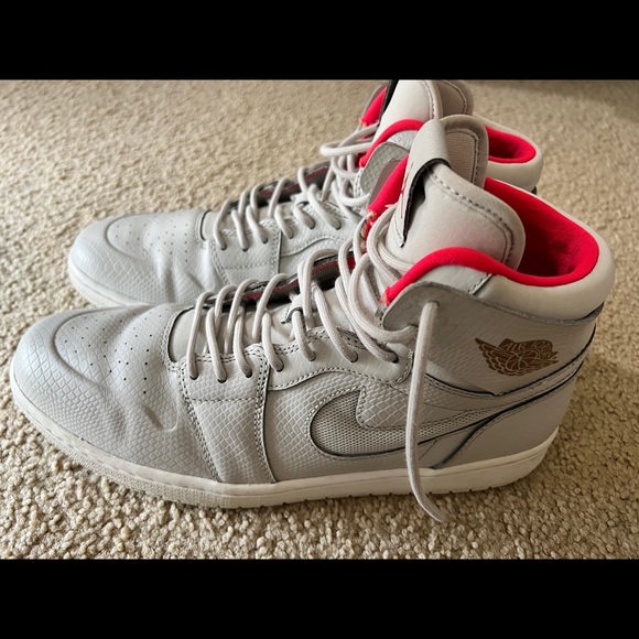 Jordans 1 size 12 - Picture 3 of 9